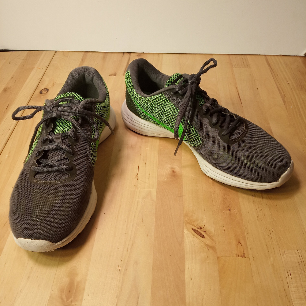 Nike Revolution 3 Running Shoe Men 9.5 / Women 11*
